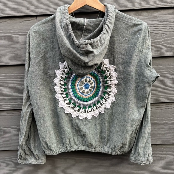 Light hoodie with crochet - Picture 6 of 10